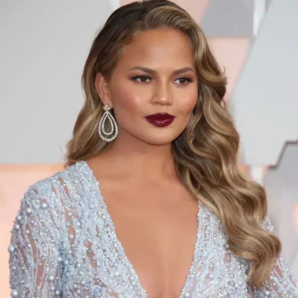 Después de los Oscar, vimos a Chrissy Teigen pintarse el pelo de un café muy oscuro. Poco después regresó a su habitual güero.