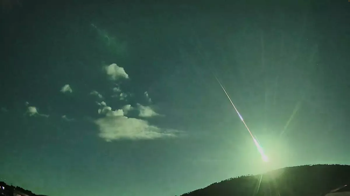Un fragmento de cometa ilumina los cielos como se ve desde Cáceres, España, el 18 de mayo de 2024 en esta imagen muerta tomada de un vídeo de las redes sociales.
