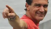 El actor español desfiló por la alfombra fucsia para presentar la película The Other Man.
