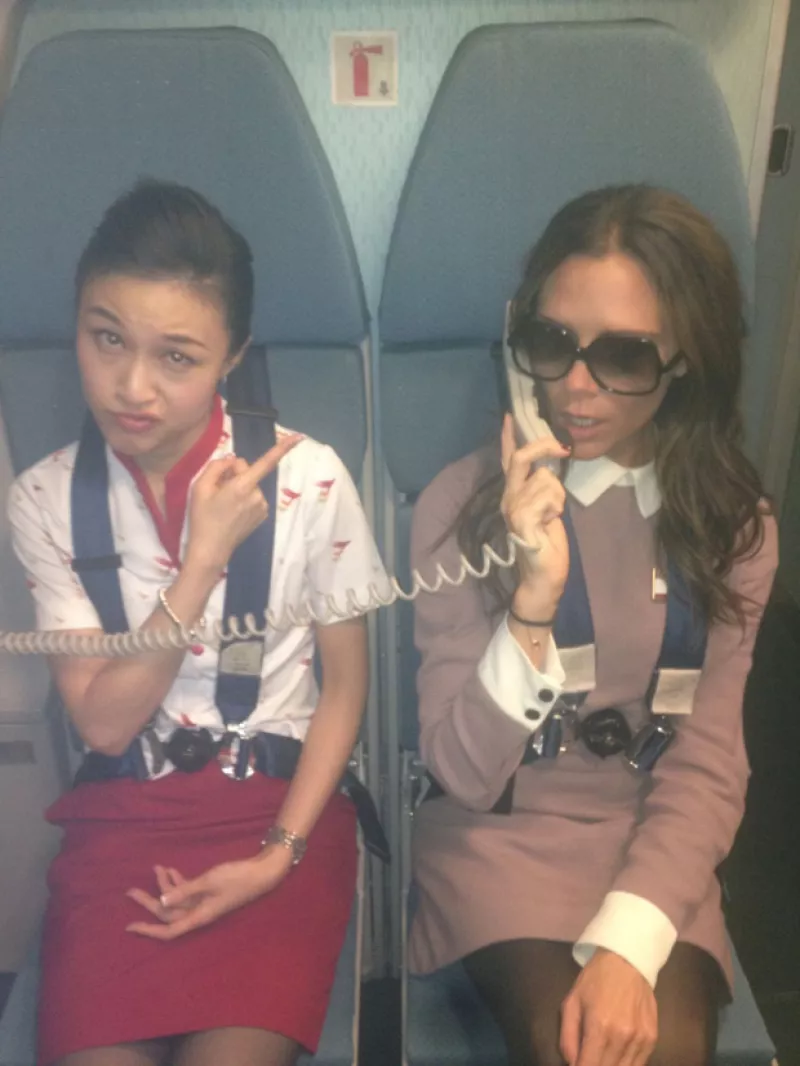 La ex Spice Girl viajó al país más poblado del mundo, China, donde sorprendió a los pasajeros de una aerolínea porque decidió tomar la bocina para dar algunas instrucciones.