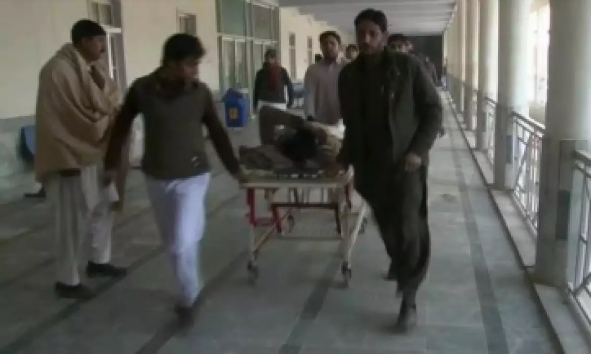 Un herido es trasladado en los pasillos de la universidad para recibir atención médica. (Foto: Reuters)