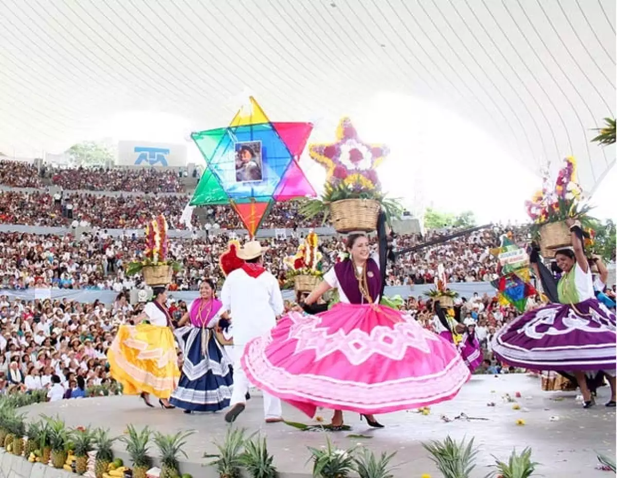 Ximena Navarrete visita Oaxaca y hace un recorrido por lugares históricos como el Centro Cultural Santo Domingo.
