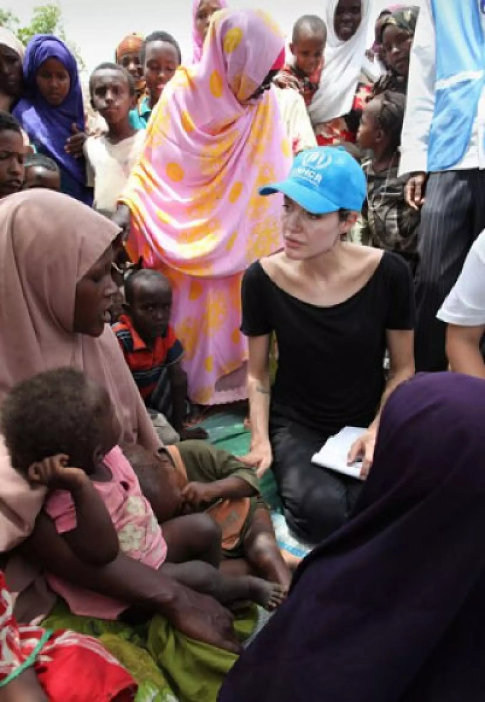 La embajadora de Buena Voluntad, Angelina Jolie, siempre se mantiene al pendiente de los más necesitados y ha donado varios millones de dólares a favor de la niñez, entre otras cosas.