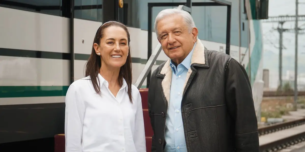 El expresidente Andrés Manuel López Obrador y la mandataria federal Claudia Sheinbaum Pardo durante la inauguración del Tren Insurgente en la estación Santa Fe. 