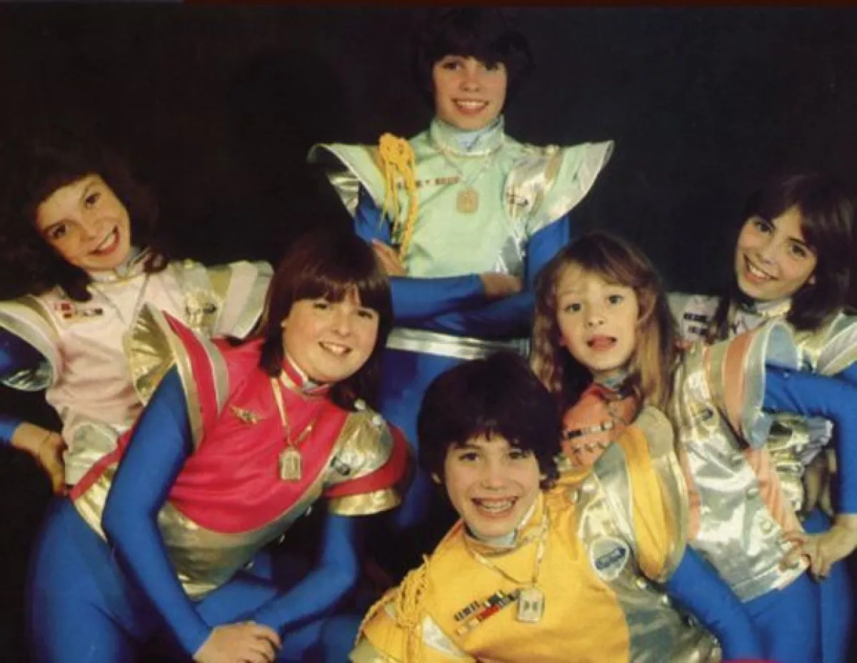 La banda se integró en un inicio por Mariana Garza, Alix Bauer, Benny Ibarra, Diego Schoening, Paulina Rubio y Sasha Sokol.