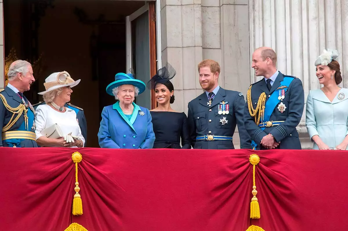 familia real britanica carlos camilla isabel ii meghan harry william kate