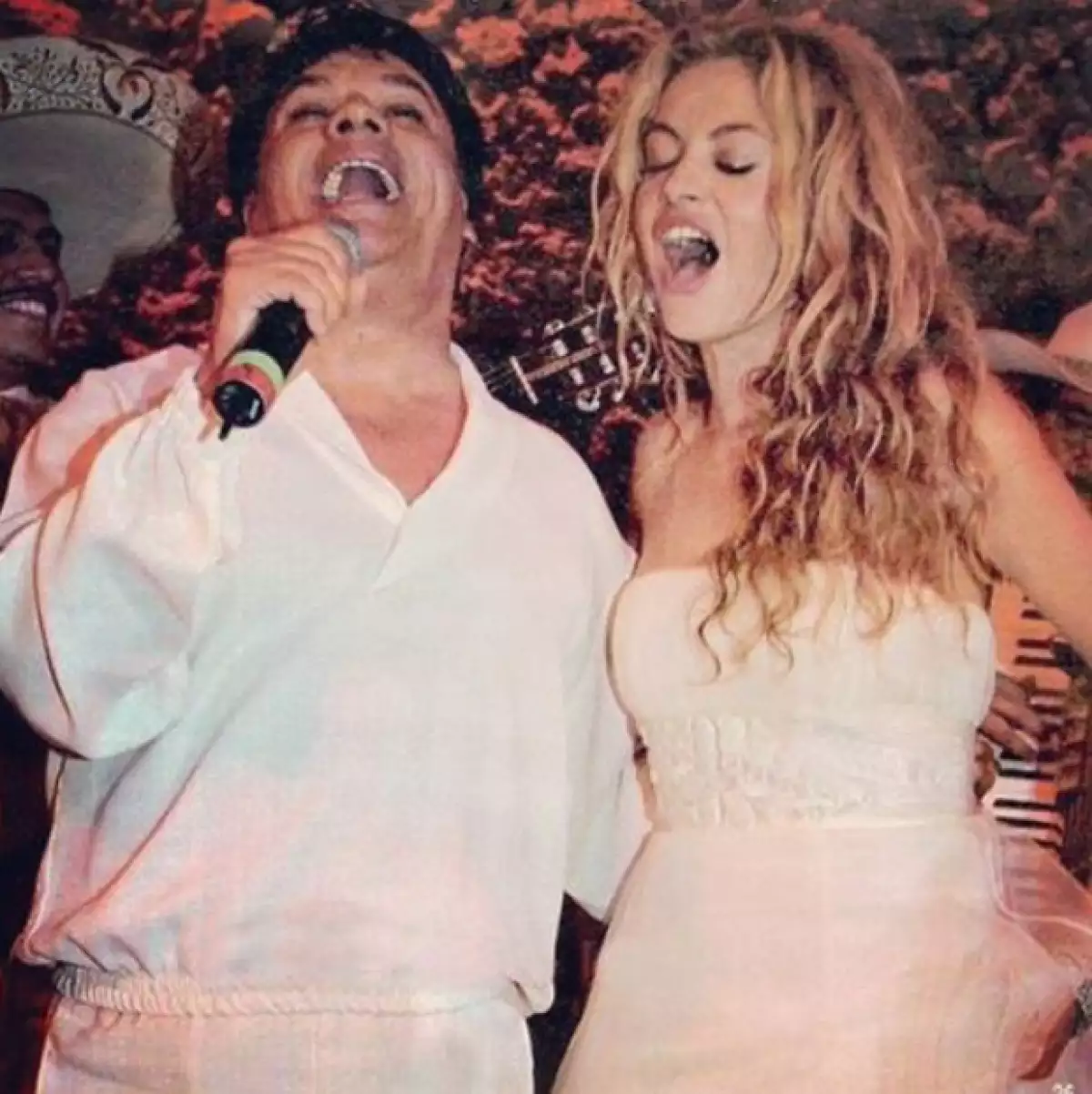 La cantante quiso recordar el gran momento que vivió junto al fallecido cantante en su boda, con el que cantó a todo pulmón el tema: “Me gustas mucho”.