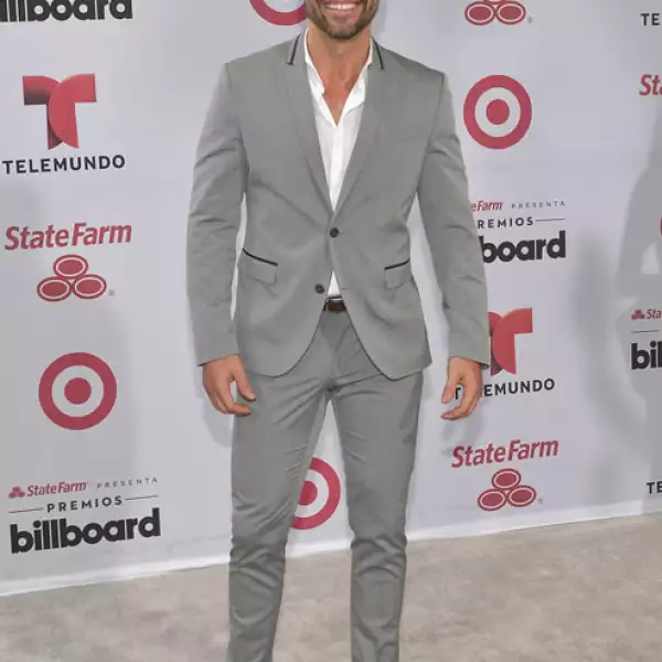 Rafa Amaya llevó su buen humor a la alfombra gris.