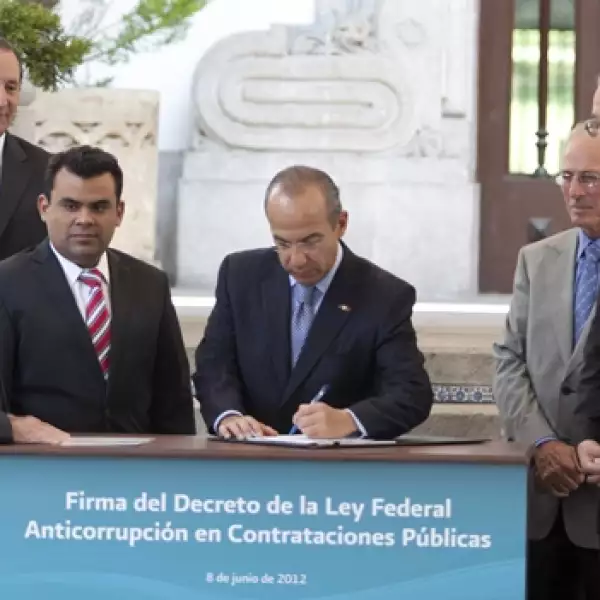 calderon firma con la izquierda