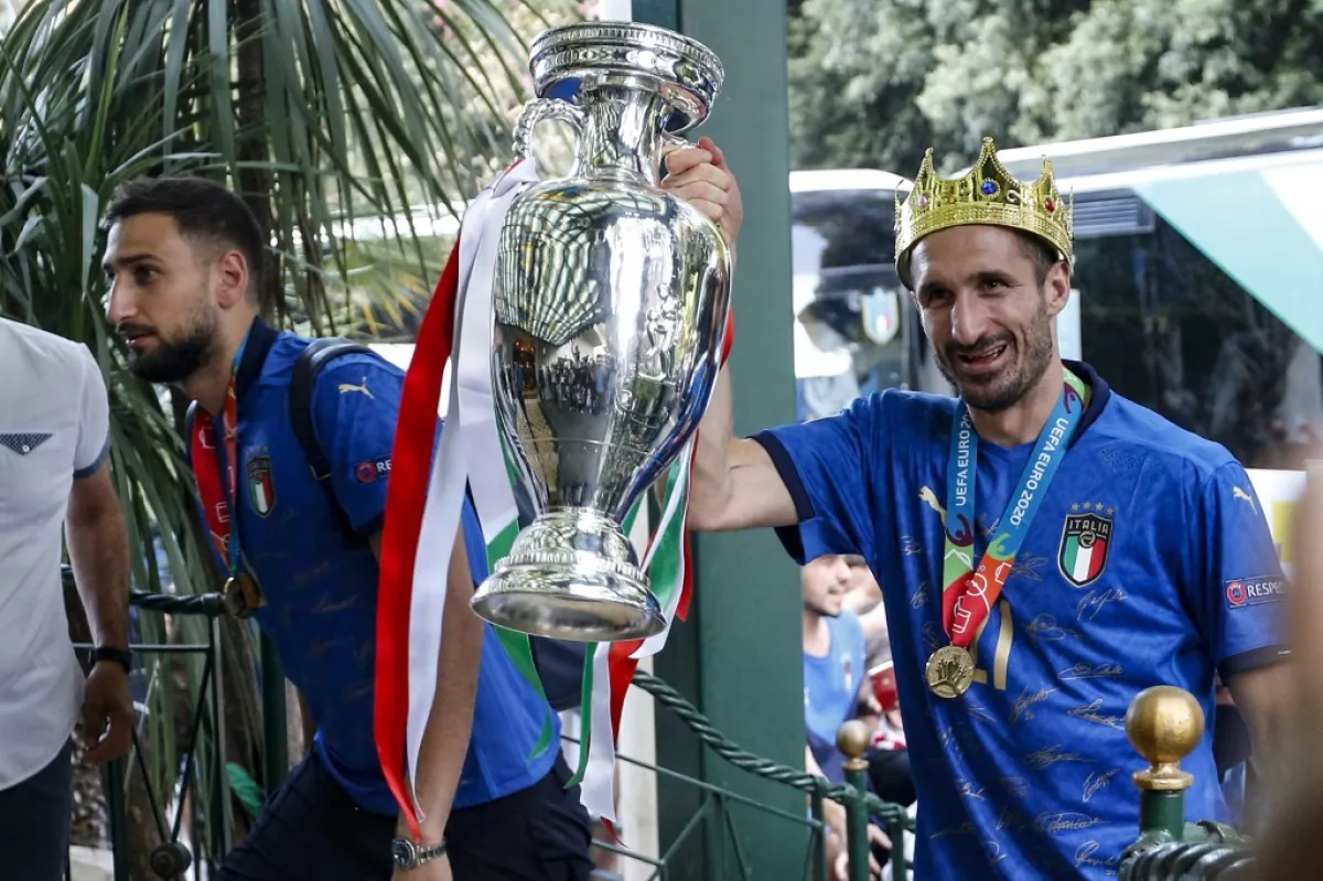 Giorgio Chiellini cargando la copa de la EURO 2020.
