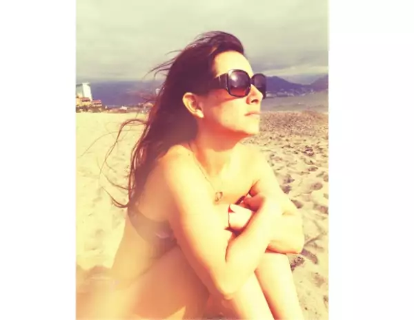 La conductora de televisión disfruta de la relajación y tranquilidad de una playa.