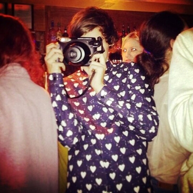 Harry Styles divirtiéndose en su fiesta de cumpleaños.