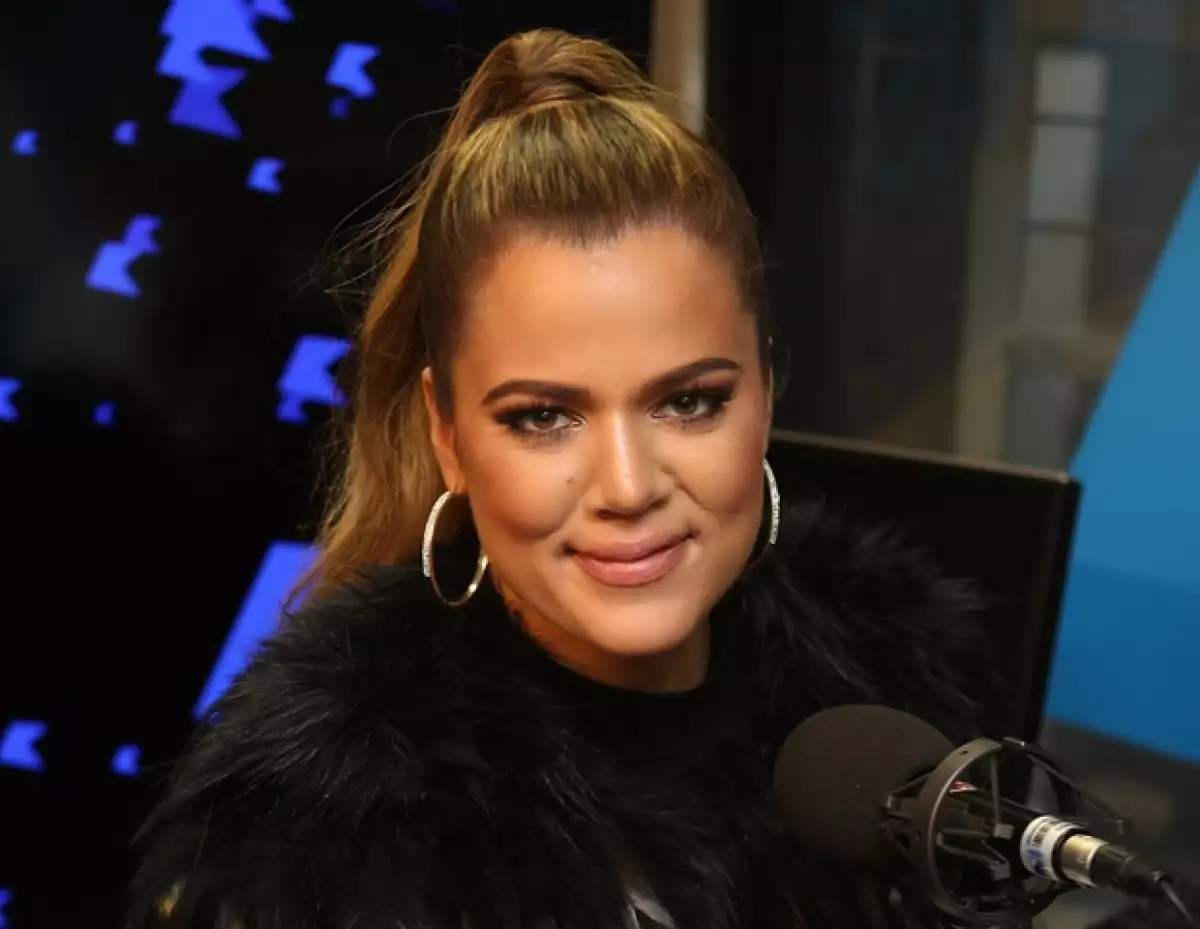 Así lució Khloé durante su viaje promocional a Londres.