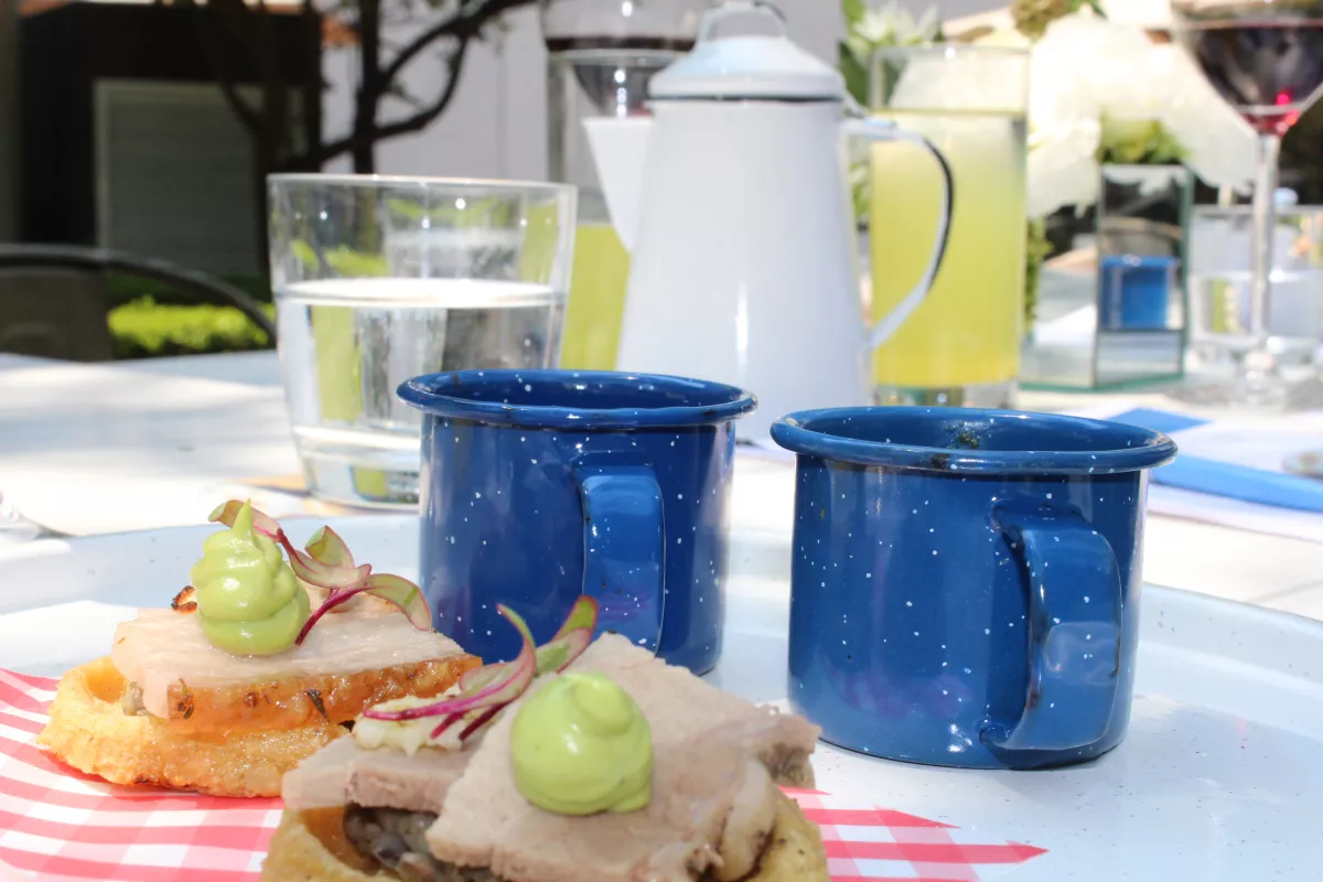 Sope de pork belly con guacamole