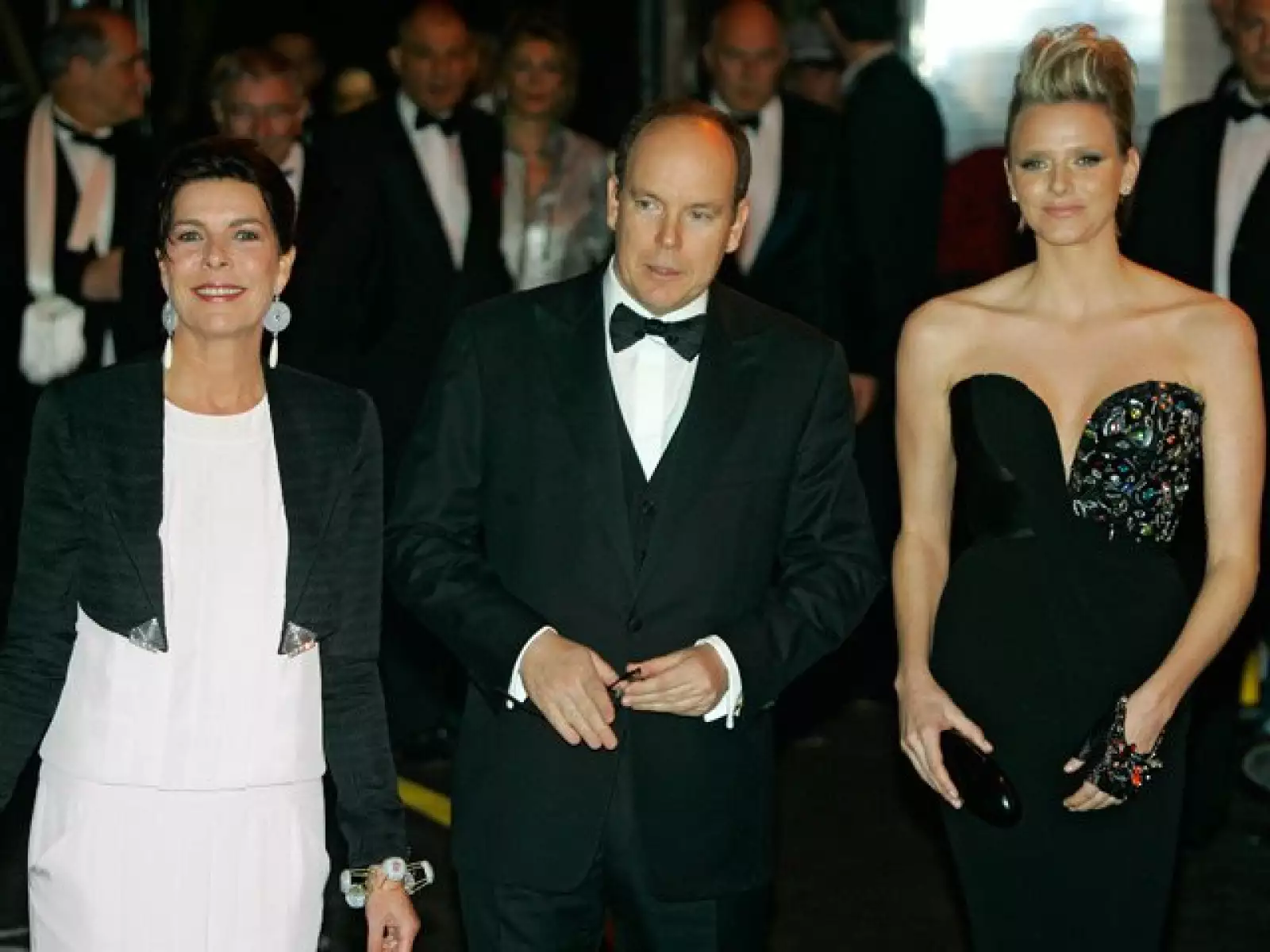 La princesa Carolina, el príncipe Alberto y Charlene.