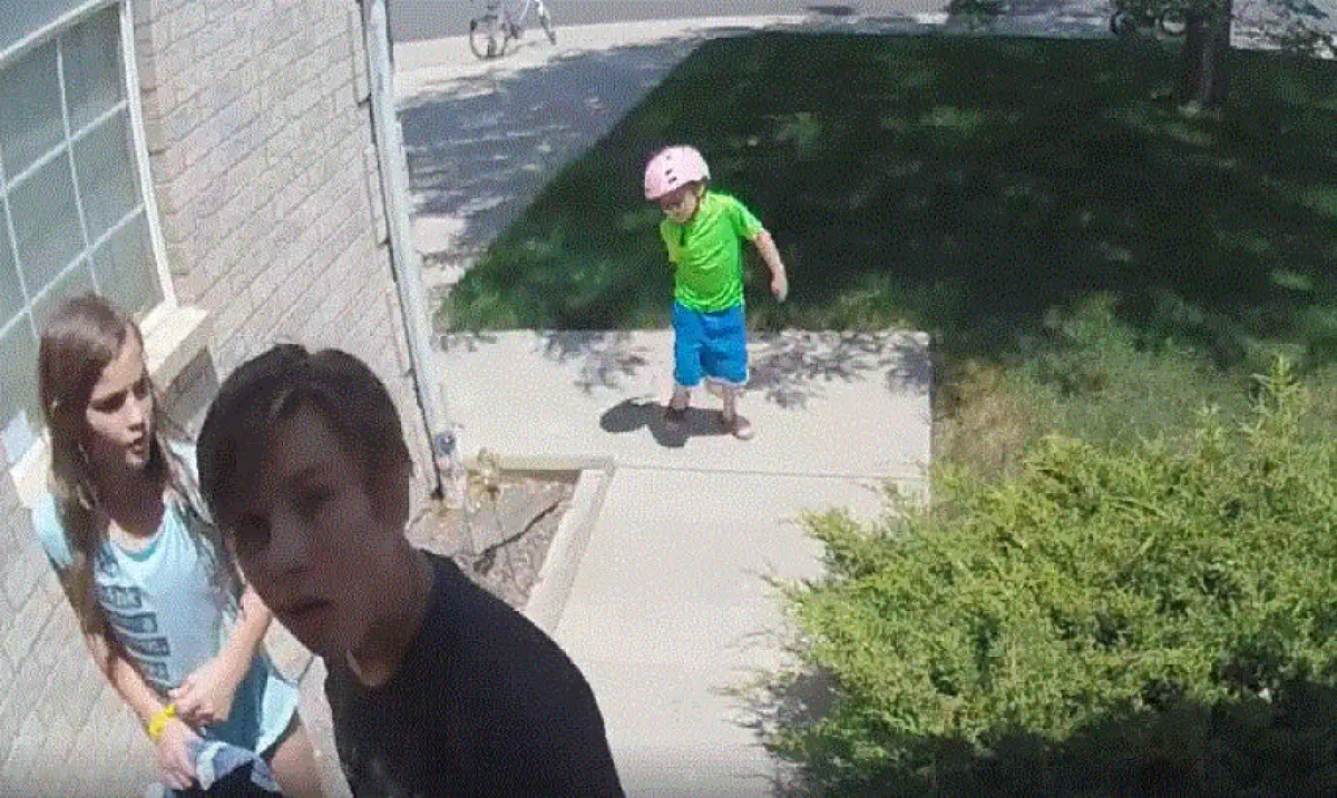 Niños regresan cartera
