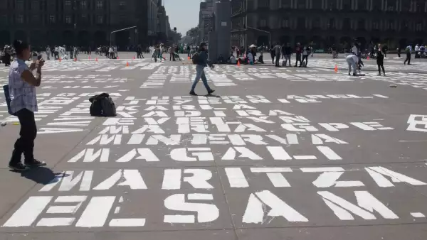 Activistas pintaron de blanco los nombre de mujeres que han sido víctimas de feminicidio en nuestro país, en la plancha del Zócalo