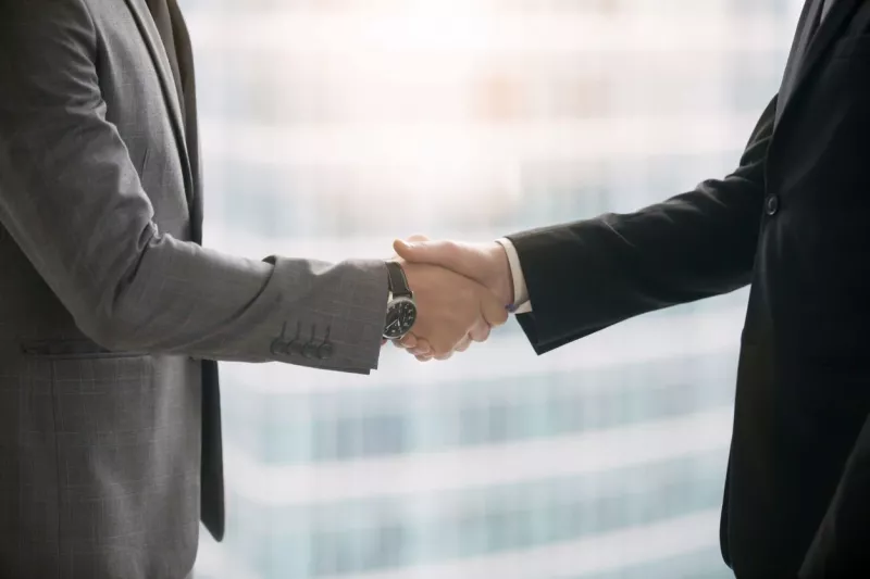 Nuevo dilema: el CEO y políticos controvertidos