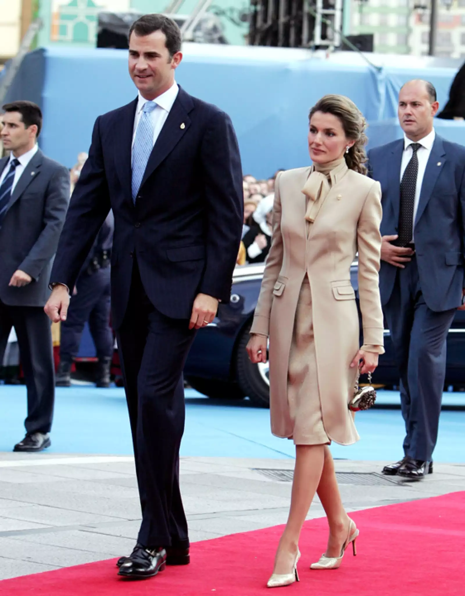 Muy sobria en 2004, optó por look con colores nude: un vestido de moño alto al cuello con un abrigo largo.