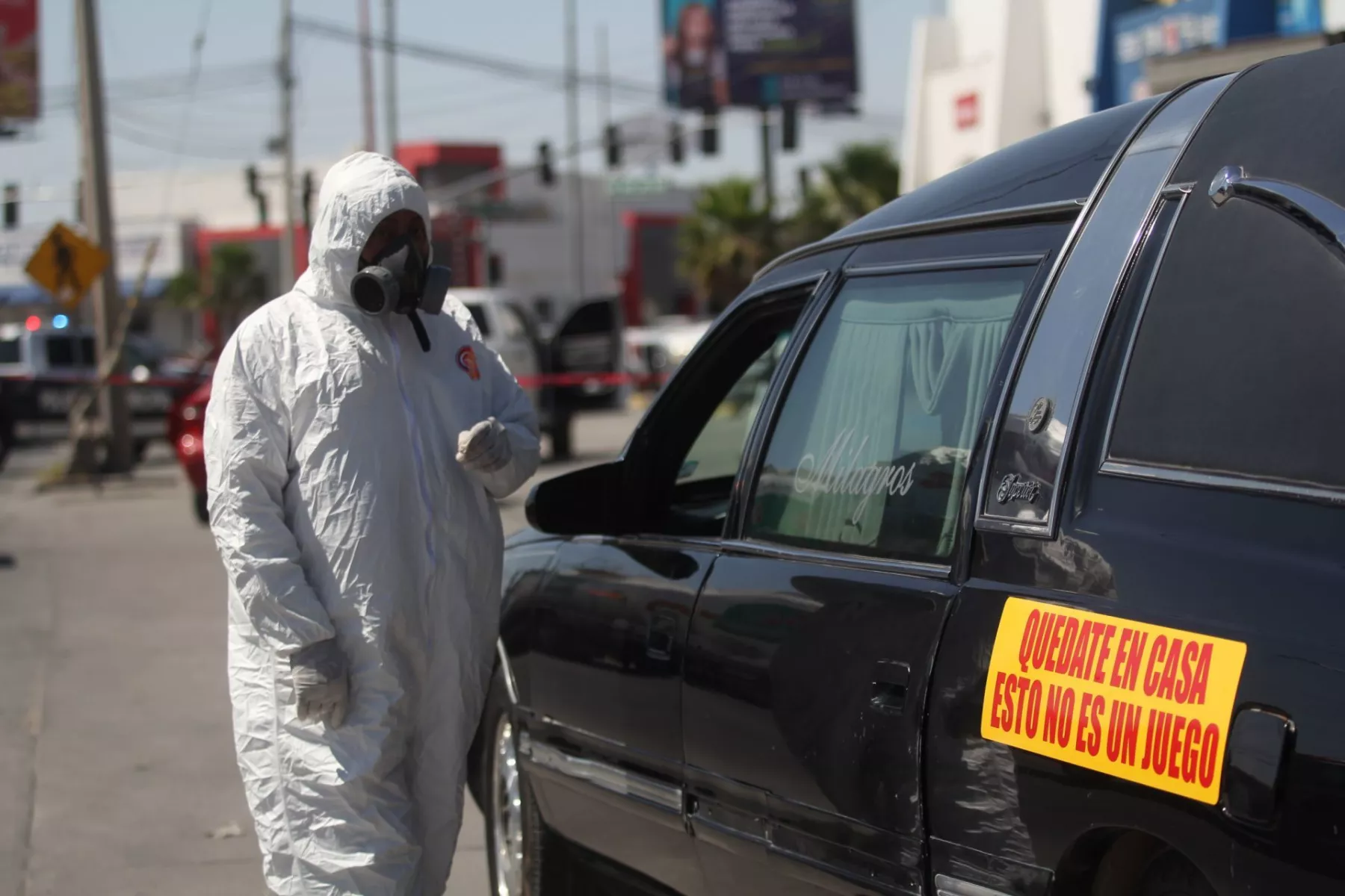 Un hombre murió abordo de su vehículo sobre Paseo de la Victoria en Ciudad Juárez, Chihuahua. Hasta el momento no ha sido confirmada la cauas de muerte, sin embargo trascendió que pudo ser por Covid-19.