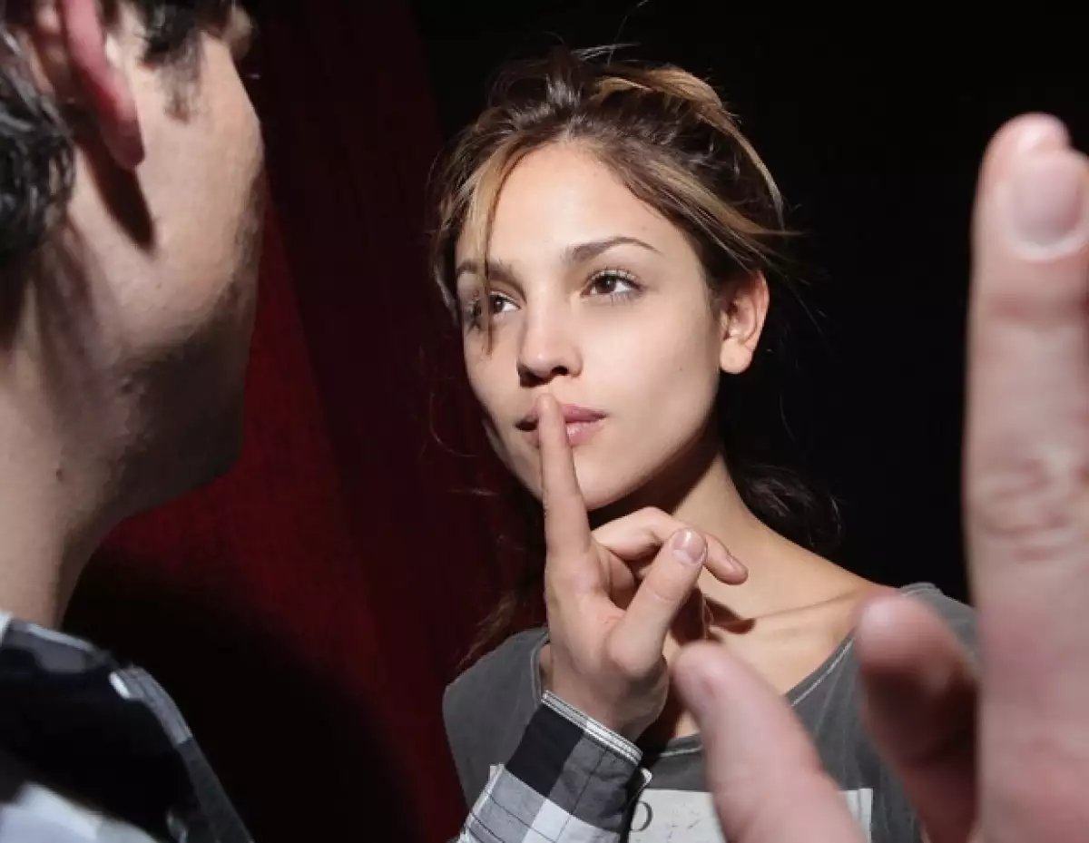 Eiza González estrenará este mes la obra de teatro "I Love Romeo y Julieta", donde compartirá créditos con Alan Estrada.