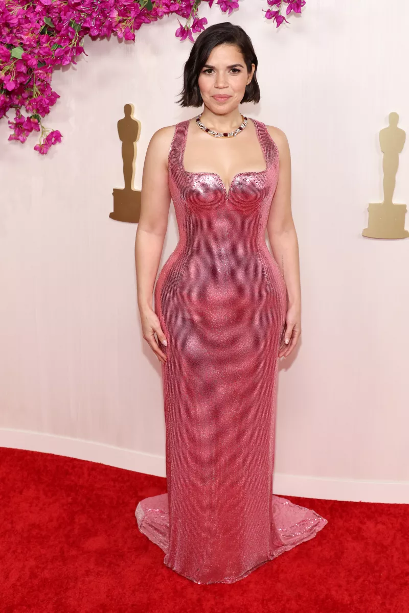 America Ferrera apuesta por un look inspirado en Barbie para los Oscar 2024