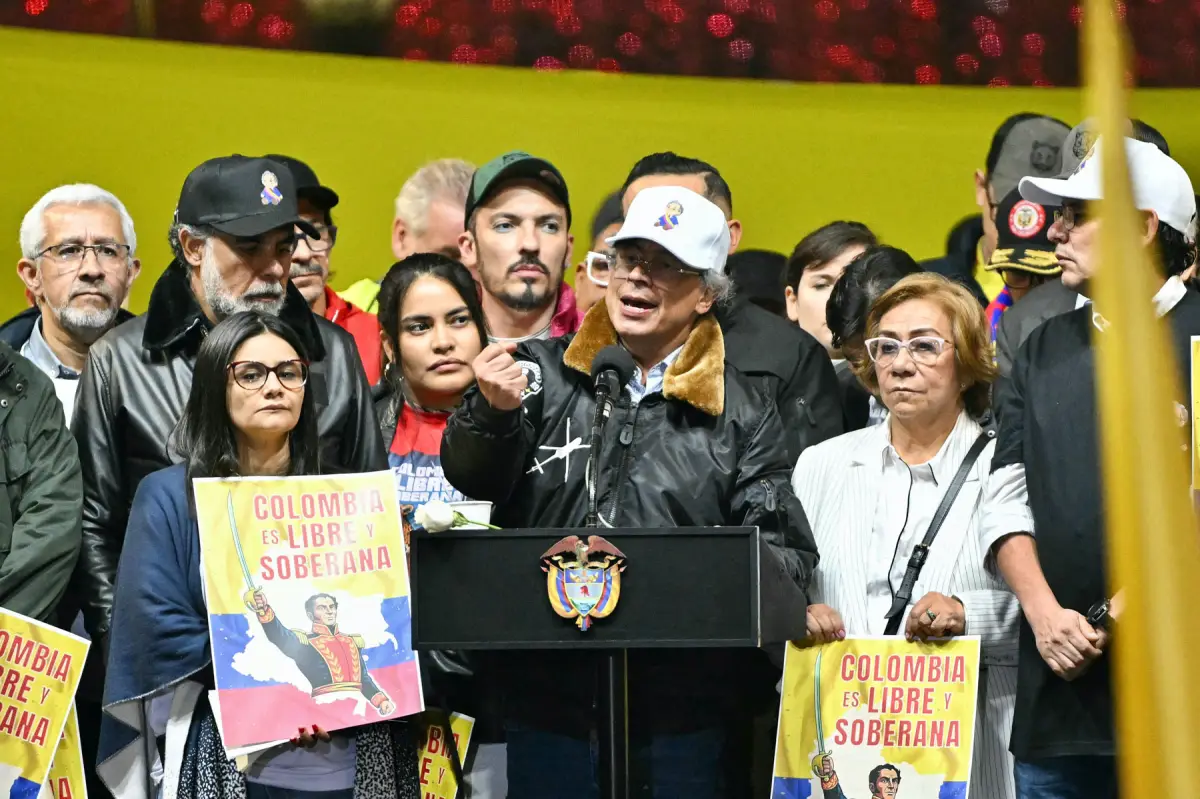 El presidente colombiano Gustavo Petro habla durante la Marcha por la Soberanía y la Democracia contra las amenazas del presidente estadounidense Donald Trump a Petro en la Plaza Bolívar en Bogotá el 7 de enero de 2026. Donald Trump mantuvo su primera llamada telefónica con su homólogo colombiano Gustavo Petro el 7 de enero, dijo el Ministerio de Relaciones Exteriores en Bogotá, días después de que el presidente de los Estados Unidos lo amenazara con acción militar.