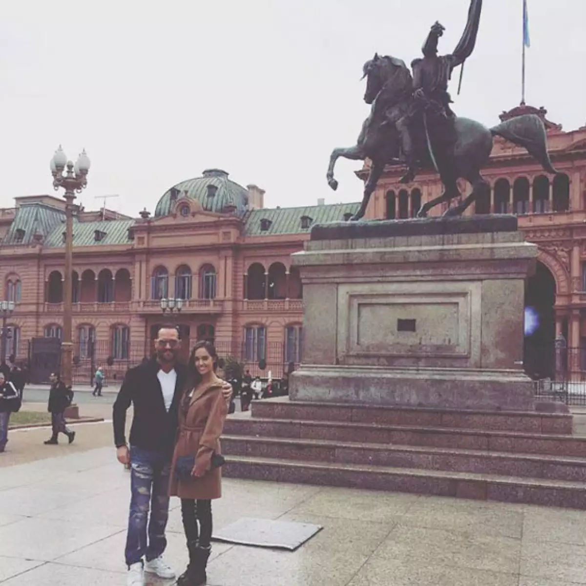 La conductora e hija del empresario Carlos Peralta se encuentra feliz disfritando de su relación con el empresario y la verdad, ¡está muy guapo!