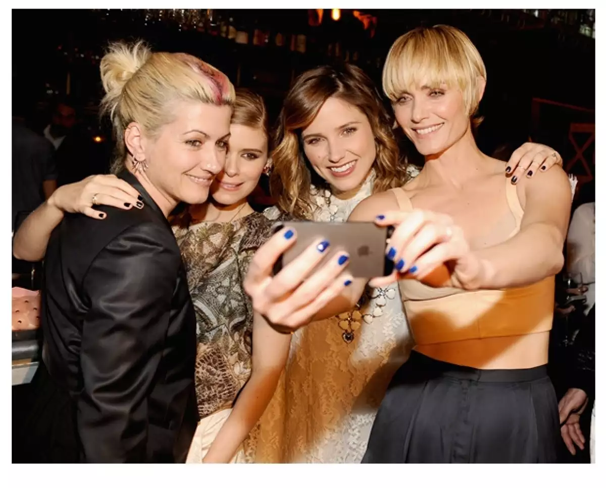 Las famosas aprovecharon la ocasión para tomarse una `selfieÂ´de recuerdo. A la derecha la modelo