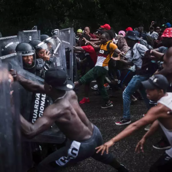 Un grupo de aproximadamente 400 migrantes, provenientes en su mayoría de Honduras, Venezuela, El Salvador y Haití, quienes improvisaron una caravana con rumbo al norte del continente, se enfrentaron con elementos de la Guardia Nacional y Migración, est