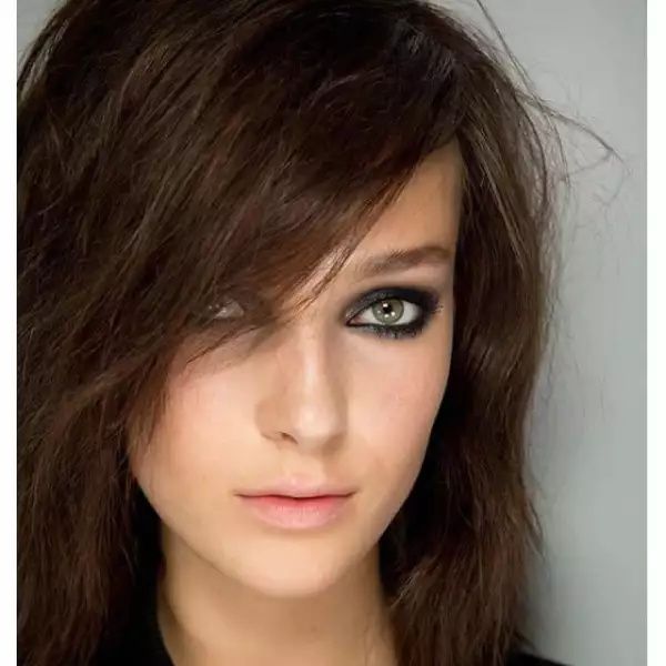 Smokey Eyes en Tom Ford, Charlotte Tilbury, make up artist del show comentó `Tom deseaba que las niñas lucieran sofisticadas pero cool con unos clásicos smokey eyes.