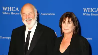 Hijo de Rob Reiner se declara no culpable del asesinato de sus padres