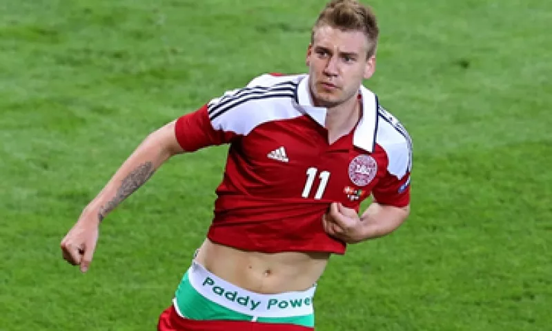 Nicklas Bendtner causó polémica al bajarse un poco el pantalón para festejar. (Foto: Getty Images)