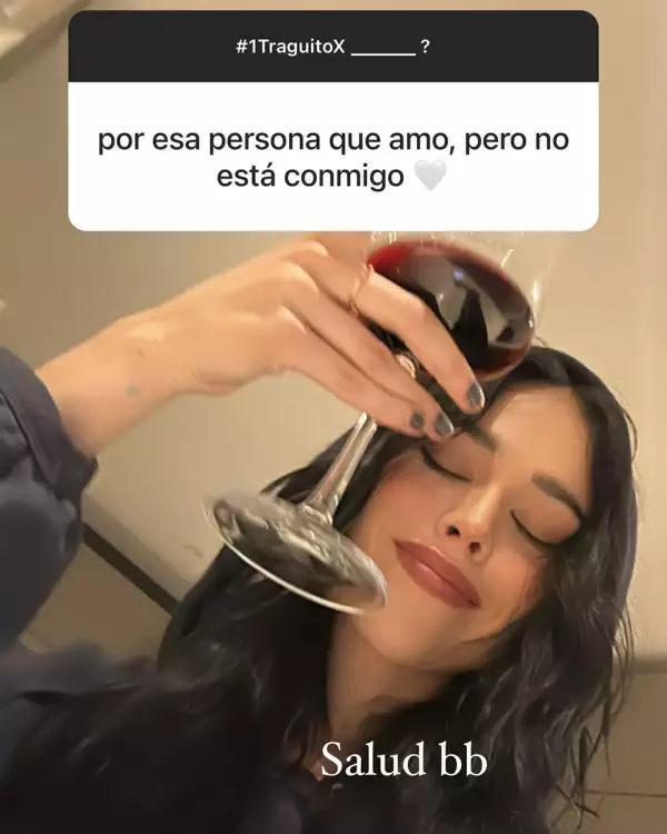La cantante Danna Paola brinda con sus fans en una dinámica de Instagram