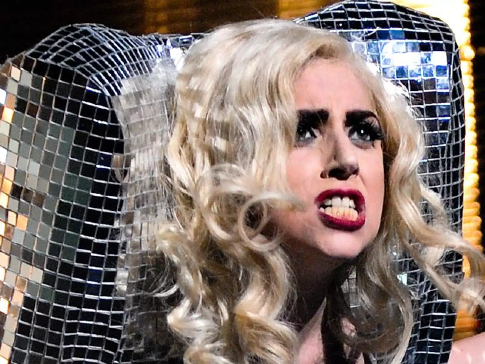 Lady Gaga es pura pasión sobre el escenario, en su concierto en el Radio City Music Hall de Nueva York.