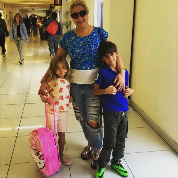 En el aereopuerto con sus hijos Julián y Ginger para comenzar el verano en Acapulco.
