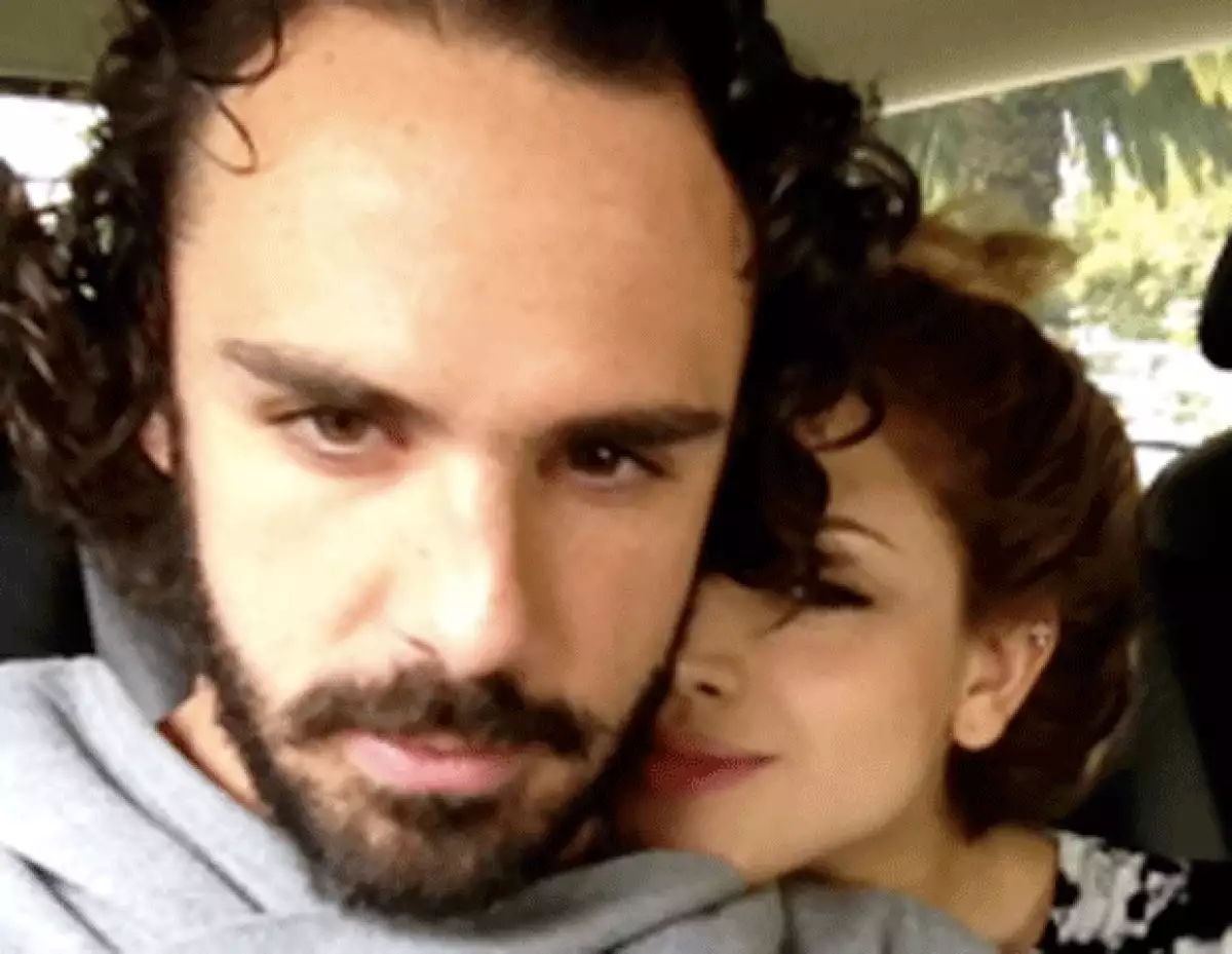 La cantante y el empresario se reconciliaron y nuevamente se están juntos. Hoy publicaron Twitter una foto donde se ven muy enamorados.