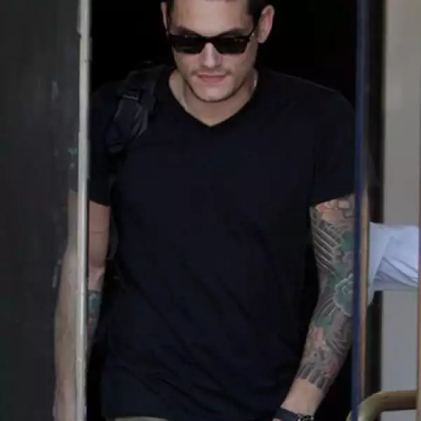 John Mayer tiene una larga colección de tatuajes. Todo el brazo izquierdo tiene un detallado diseño que mostró por primera vez después de un viaje a Japón, de ahí que se crea que se lo hizo en la ciudad oriental. Además, el ex de Jennifer Aniston tiene la