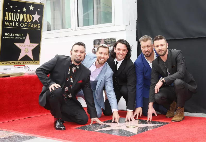 Los miembros de N’Sync lloran al recibir su estrella en el Paseo de la Fama