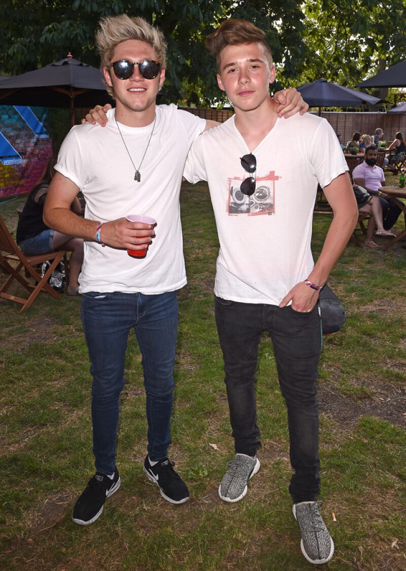 El hijo de Victoria y David Beckham aquí con el integrante de One Direction, Niall Horan.