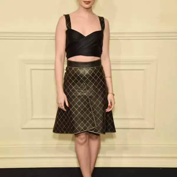 Lily Collins derrochó glamour con su pelo corto y vestido en dos piezas.