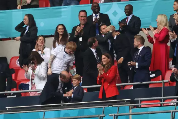 En esta foto se ve tanto a David Beckham como a William, mostrando su cariño a sus hijos.