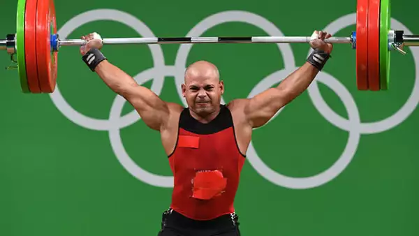 Bredni Roque acusó a la Federación Mexicana de Levantamiento de Pesas y al Comité Olímpico Mexicano de darle un uniforme adecuado para la competencia.