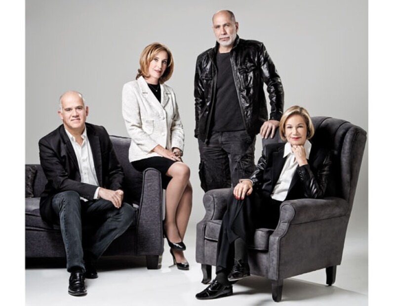 Juan Ignacio Zavala, Ma. Elena Morera, Guillermo Arriaga y Guadalupe Loaeza posaron para la portada de la edición 308 de la revista Quién.