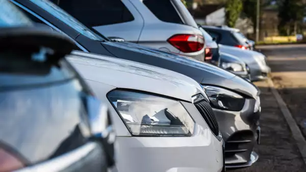 Aranceles a autos que impuso Trump elevarán los precios y golpearán la demanda: Fitch