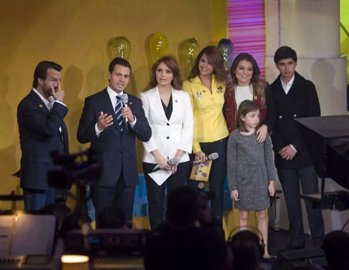 Durante el Teletón número 16 la esposa de Enrique Peña Nieto lo acompañó a hacer su donativo y exhortó a los mexicanos a contribuir con esta causa, narró la experiencia de su hermana Carito.