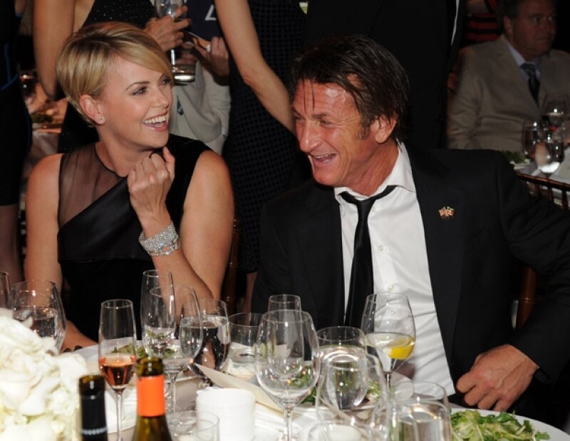 El romance entre Charlize y Sean fue confirmado por el periodista Piers Morgan en su columna.