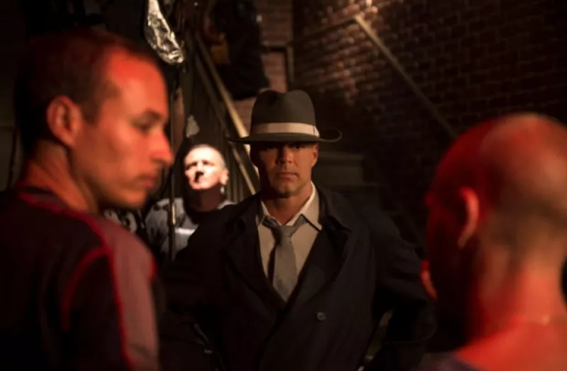 El astro boricua estrenó el clip de su sencillo “Adiós”, haciendo un tributo a la década de los treinta. Entre un bar y sexys bailes, el cantante interpreta a varios personajes en la historia.