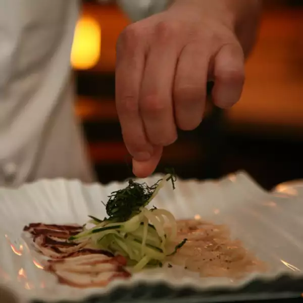 1/2 manojo de cilantro, 2 chiles serranos, finamente rebanados, 1 pepino cortado en tiras y 1/4 de manojo de yerbabuena.