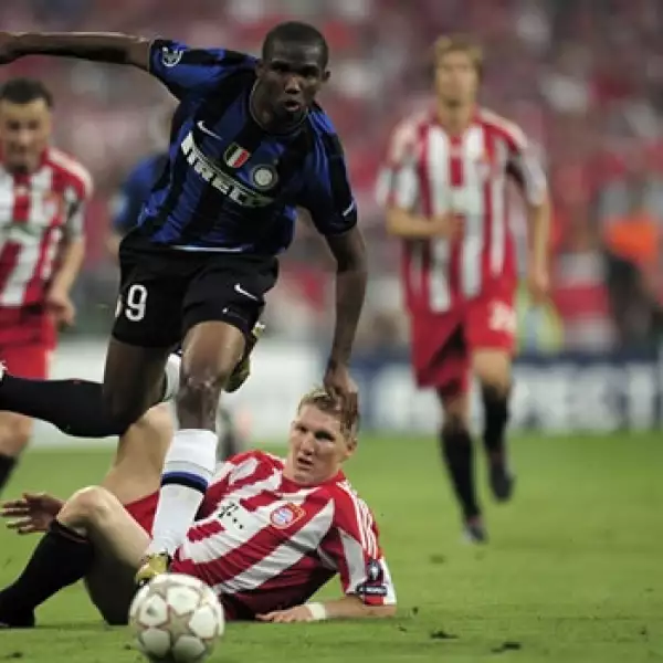 Samuel Eto durante un gol contra el Bayern Munich
